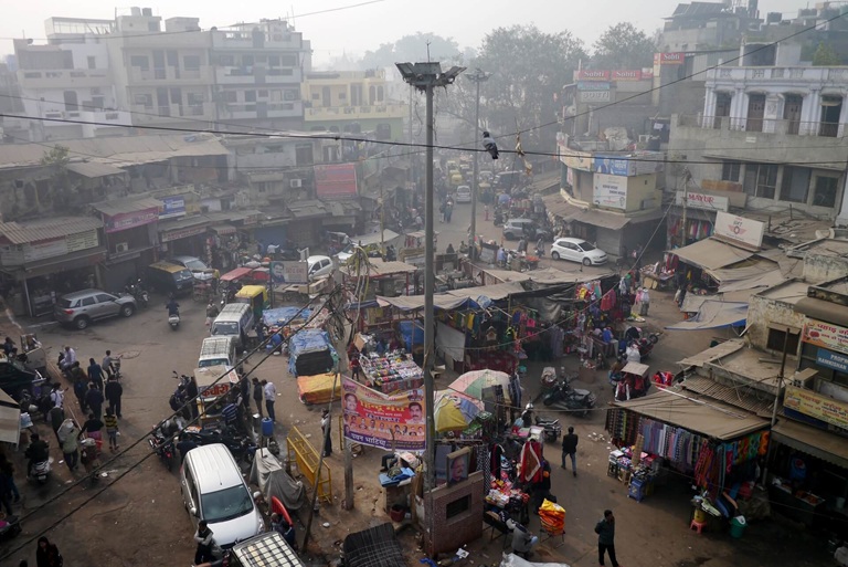 インドの賑やかな市場の風景