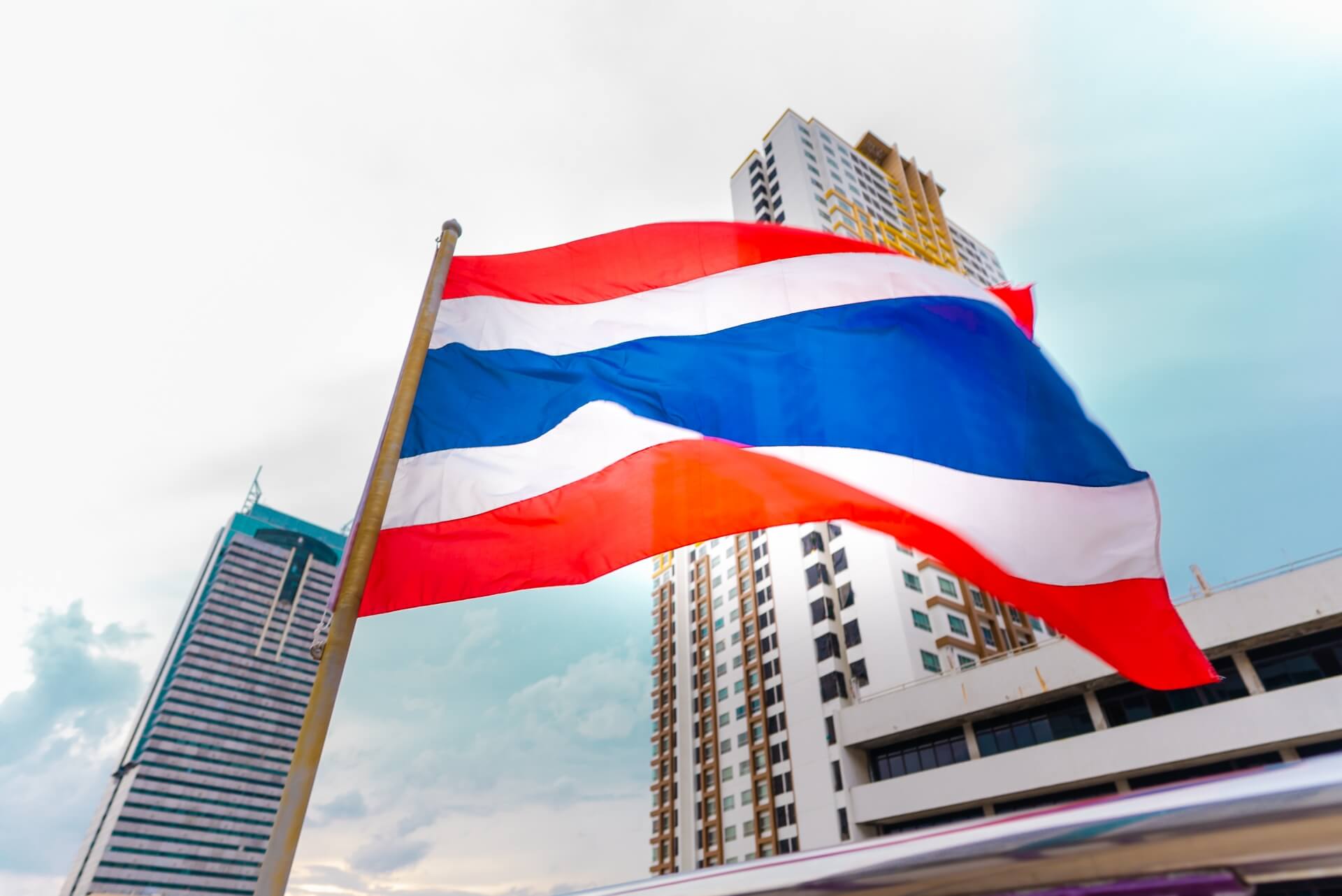 タイ国旗が掲げられたビル街の風景