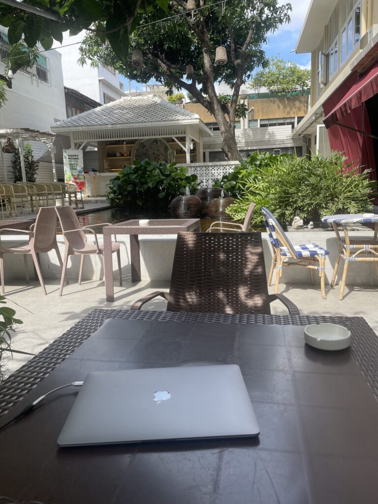 バンコクでのオフィス(昼)